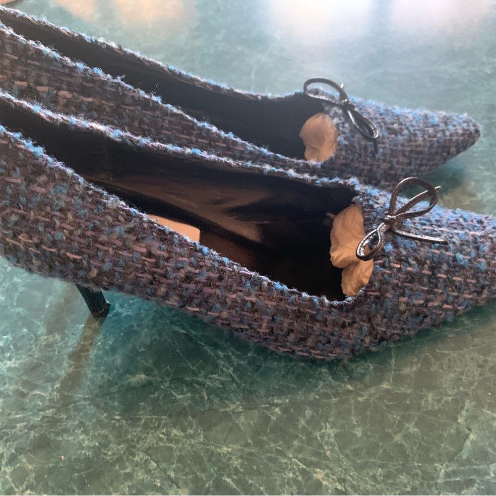 Ladies blue variegated high heel shoes with black heel & black bow. 3” heel. 9M